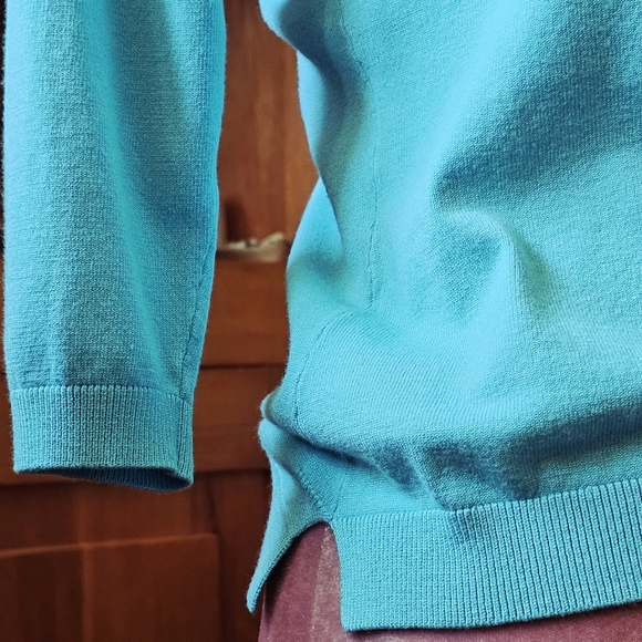 Renuar v-neck sweater, size extra small. - Picture 4 of 8